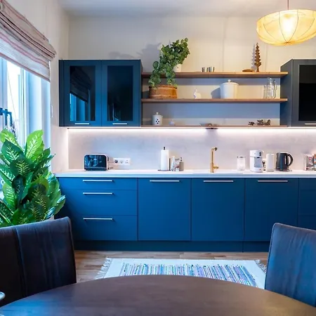 Lovingly Furnished In Center Lejlighed *