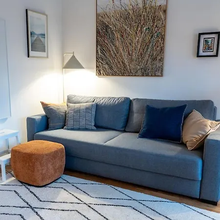 Lovingly Furnished In Center Lejlighed