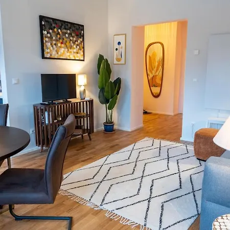 Lovingly Furnished In Center Апартаменты *