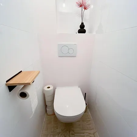 Lovingly Furnished In Center Διαμέρισμα