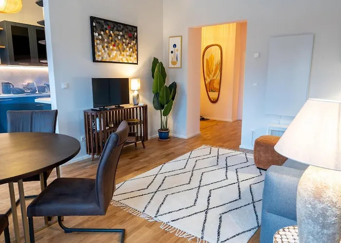 Lovingly Furnished In Center Апартаменты *